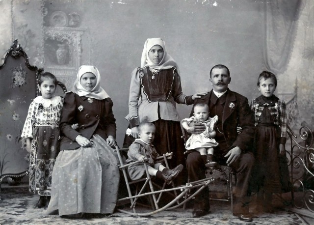 Familie din Șchei, anul 1900. (Credite fotografice — album Sanda Mureșan, via orasulmemorabil.ro).